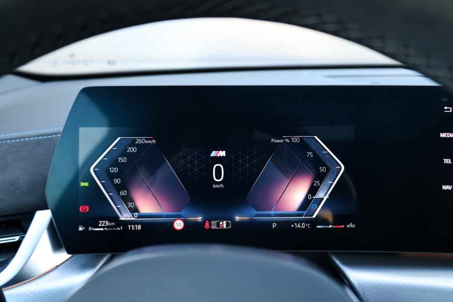 BMW X2 sDrive20i M-Sport | NIEUWSTAAT! | BTW | PANO | HUD | ELEK TREKHAAK | CAMERA ACHTER | SHADOW LINE |