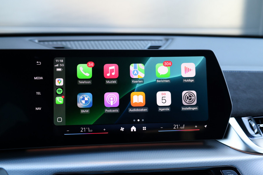 BMW X2 sDrive20i M-Sport | NIEUWSTAAT! | BTW | PANO | HUD | ELEK TREKHAAK | CAMERA ACHTER | SHADOW LINE |