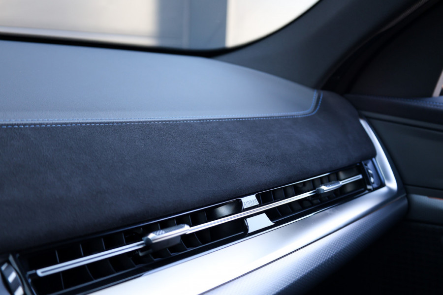 BMW X2 sDrive20i M-Sport | NIEUWSTAAT! | BTW | PANO | HUD | ELEK TREKHAAK | CAMERA ACHTER | SHADOW LINE |