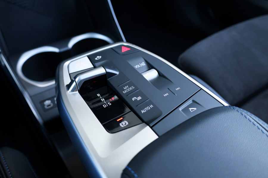 BMW X2 sDrive20i M-Sport | NIEUWSTAAT! | BTW | PANO | HUD | ELEK TREKHAAK | CAMERA ACHTER | SHADOW LINE |