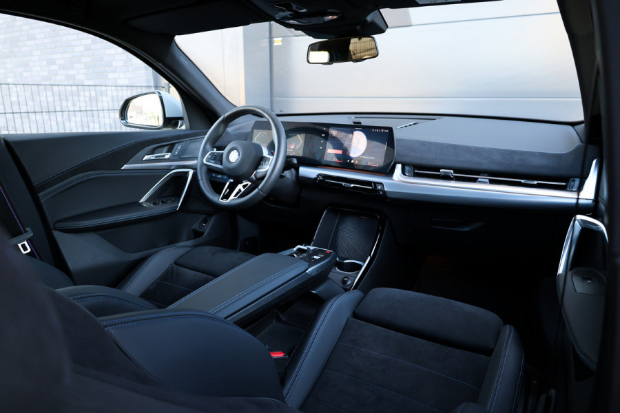 BMW X2 sDrive20i M-Sport | NIEUWSTAAT! | BTW | PANO | HUD | ELEK TREKHAAK | CAMERA ACHTER | SHADOW LINE |