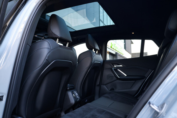 BMW X2 sDrive20i M-Sport | NIEUWSTAAT! | BTW | PANO | HUD | ELEK TREKHAAK | CAMERA ACHTER | SHADOW LINE |