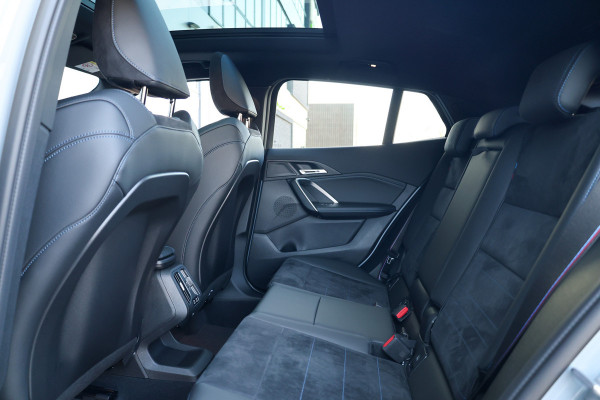 BMW X2 sDrive20i M-Sport | NIEUWSTAAT! | BTW | PANO | HUD | ELEK TREKHAAK | CAMERA ACHTER | SHADOW LINE |