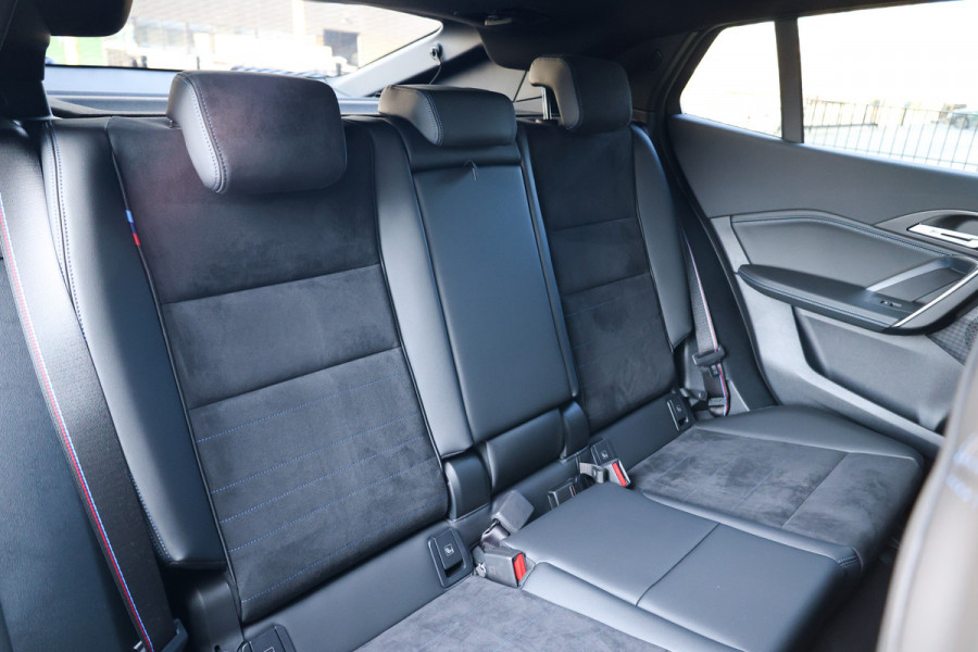 BMW X2 sDrive20i M-Sport | NIEUWSTAAT! | BTW | PANO | HUD | ELEK TREKHAAK | CAMERA ACHTER | SHADOW LINE |