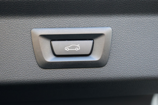 BMW X2 sDrive20i M-Sport | NIEUWSTAAT! | BTW | PANO | HUD | ELEK TREKHAAK | CAMERA ACHTER | SHADOW LINE |