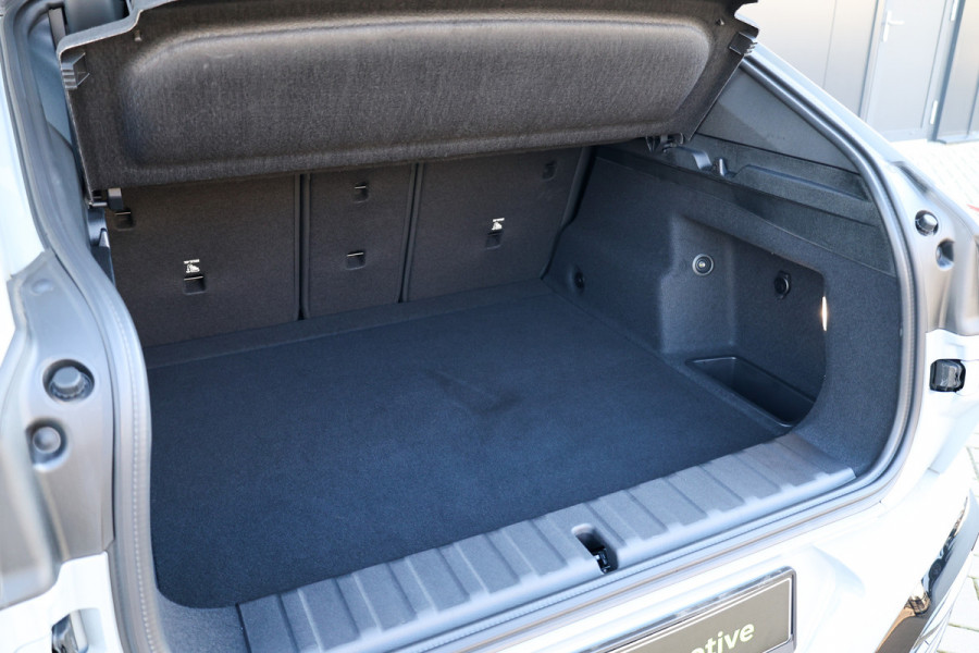 BMW X2 sDrive20i M-Sport | NIEUWSTAAT! | BTW | PANO | HUD | ELEK TREKHAAK | CAMERA ACHTER | SHADOW LINE |