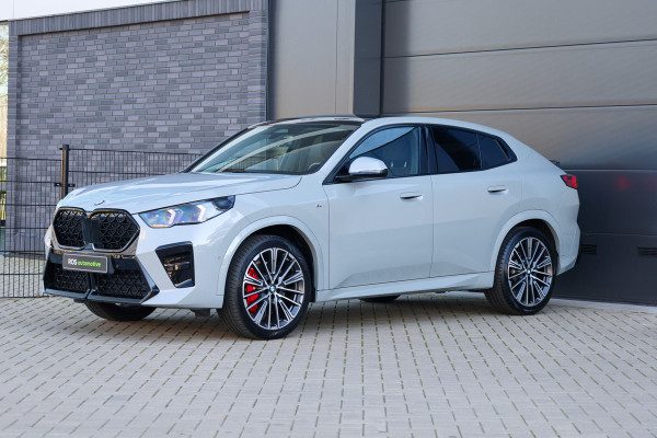 BMW X2 sDrive20i M-Sport | NIEUWSTAAT! | BTW | PANO | HUD | ELEK TREKHAAK | CAMERA ACHTER | SHADOW LINE |