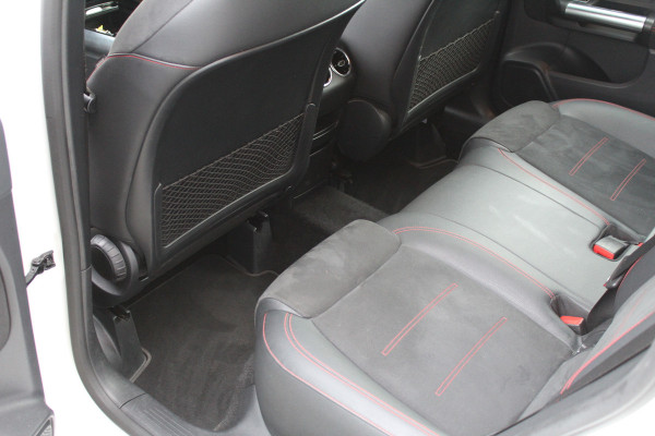 Mercedes-Benz B-Klasse 180 Business Solution AMG | Camera | Stoelverwarming | Dealer Onderhouden | Wide Screen