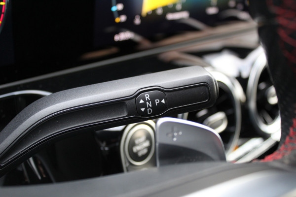 Mercedes-Benz B-Klasse 180 Business Solution AMG | Camera | Stoelverwarming | Dealer Onderhouden | Wide Screen