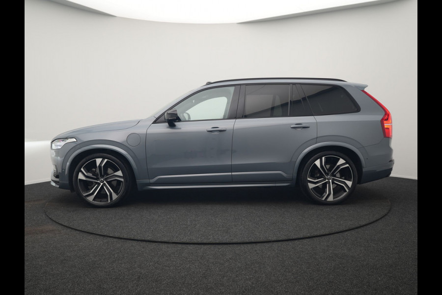 Volvo XC90 T8 Recharge AWD Ultimate Dark 7 Persoons LONG RANGE Plug In Hybrid 455pk Dealer O.H. PHEV | Trekhaak Af Fabriek | Panodak | Luchtvering |  Adaptive Cruise | Head Up | 360 Camera | Harman / Kardon | Lederen Sportstoelen Memory & Verwarmd | 22"L.M | Stuur Verwarmd | Keyless |