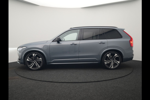 Volvo XC90 T8 Recharge AWD Ultimate Dark 7 Persoons LONG RANGE Plug In Hybrid 455pk Dealer O.H. PHEV | Trekhaak Af Fabriek | Panodak | Luchtvering |  Adaptive Cruise | Head Up | 360 Camera | Harman / Kardon | Lederen Sportstoelen Memory & Verwarmd | 22"L.M | Stuur Verwarmd | Keyless |