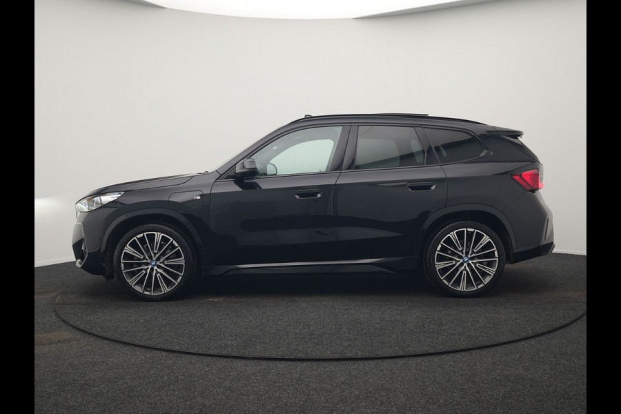 BMW X1 xDrive30e M Sport Plug In Hybrid 326pk Dealer O.H. PHEV | Panodak | Trekhaak af Fabriek | Lederen Sportstoelen Massage & Memory | Adaptive Cruise | 360 Camera | 20 "L.M | Harman / Kardon | Head Up | Keyless |