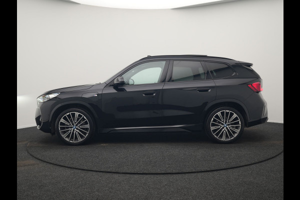 BMW X1 xDrive30e M Sport Plug In Hybrid 326pk Dealer O.H. PHEV | Panodak | Trekhaak af Fabriek | Lederen Sportstoelen Massage & Memory | Adaptive Cruise | 360 Camera | 20 "L.M | Harman / Kardon | Head Up | Keyless |