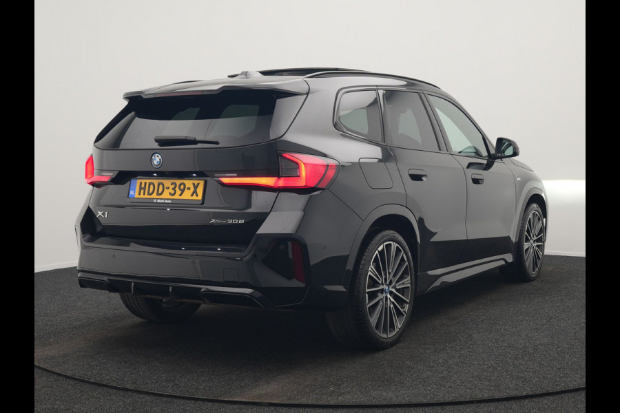 BMW X1 xDrive30e M Sport Plug In Hybrid 326pk Dealer O.H. PHEV | Panodak | Trekhaak af Fabriek | Lederen Sportstoelen Massage & Memory | Adaptive Cruise | 360 Camera | 20 "L.M | Harman / Kardon | Head Up | Keyless |