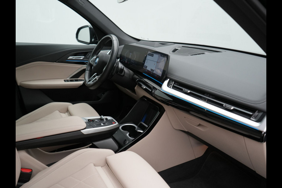 BMW X1 xDrive30e M Sport Plug In Hybrid 326pk Dealer O.H. PHEV | Panodak | Trekhaak af Fabriek | Lederen Sportstoelen Massage & Memory | Adaptive Cruise | 360 Camera | 20 "L.M | Harman / Kardon | Head Up | Keyless |