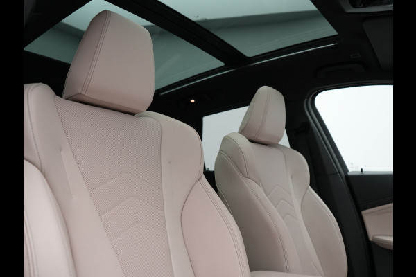 BMW X1 xDrive30e M Sport Plug In Hybrid 326pk Dealer O.H. PHEV | Panodak | Trekhaak af Fabriek | Lederen Sportstoelen Massage & Memory | Adaptive Cruise | 360 Camera | 20 "L.M | Harman / Kardon | Head Up | Keyless |