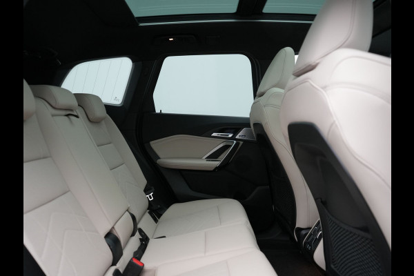 BMW X1 xDrive30e M Sport Plug In Hybrid 326pk Dealer O.H. PHEV | Panodak | Trekhaak af Fabriek | Lederen Sportstoelen Massage & Memory | Adaptive Cruise | 360 Camera | 20 "L.M | Harman / Kardon | Head Up | Keyless |