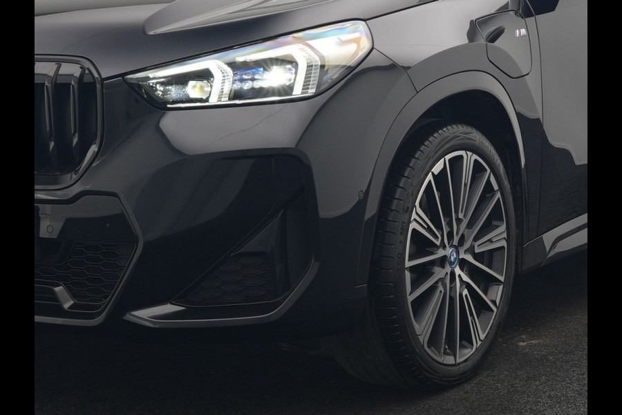 BMW X1 xDrive30e M Sport Plug In Hybrid 326pk Dealer O.H. PHEV | Panodak | Trekhaak af Fabriek | Lederen Sportstoelen Massage & Memory | Adaptive Cruise | 360 Camera | 20 "L.M | Harman / Kardon | Head Up | Keyless |