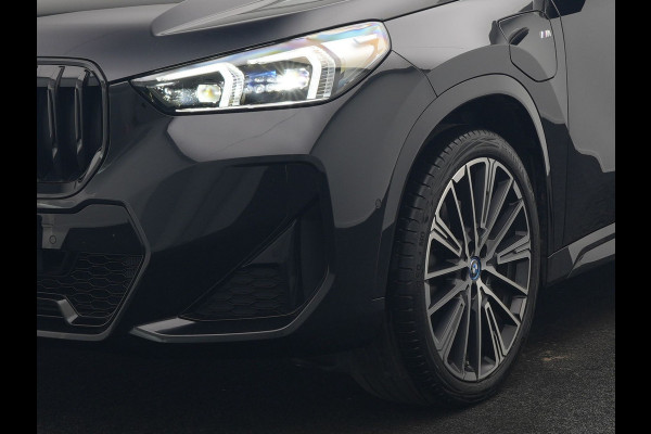 BMW X1 xDrive30e M Sport Plug In Hybrid 326pk Dealer O.H. PHEV | Panodak | Trekhaak af Fabriek | Lederen Sportstoelen Massage & Memory | Adaptive Cruise | 360 Camera | 20 "L.M | Harman / Kardon | Head Up | Keyless |