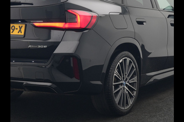 BMW X1 xDrive30e M Sport Plug In Hybrid 326pk Dealer O.H. PHEV | Panodak | Trekhaak af Fabriek | Lederen Sportstoelen Massage & Memory | Adaptive Cruise | 360 Camera | 20 "L.M | Harman / Kardon | Head Up | Keyless |