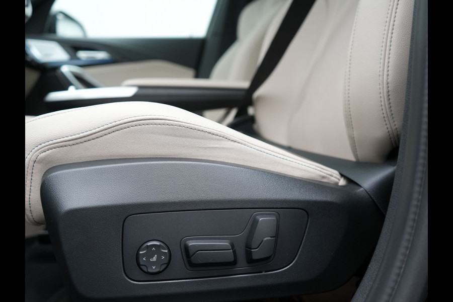 BMW X1 xDrive30e M Sport Plug In Hybrid 326pk Dealer O.H. PHEV | Panodak | Trekhaak af Fabriek | Lederen Sportstoelen Massage & Memory | Adaptive Cruise | 360 Camera | 20 "L.M | Harman / Kardon | Head Up | Keyless |