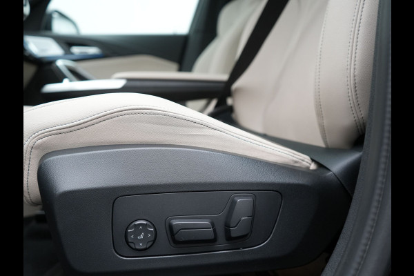 BMW X1 xDrive30e M Sport Plug In Hybrid 326pk Dealer O.H. PHEV | Panodak | Trekhaak af Fabriek | Lederen Sportstoelen Massage & Memory | Adaptive Cruise | 360 Camera | 20 "L.M | Harman / Kardon | Head Up | Keyless |