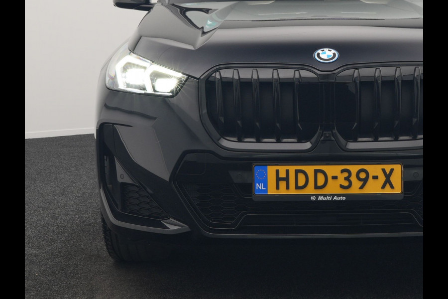 BMW X1 xDrive30e M Sport Plug In Hybrid 326pk Dealer O.H. PHEV | Panodak | Trekhaak af Fabriek | Lederen Sportstoelen Massage & Memory | Adaptive Cruise | 360 Camera | 20 "L.M | Harman / Kardon | Head Up | Keyless |