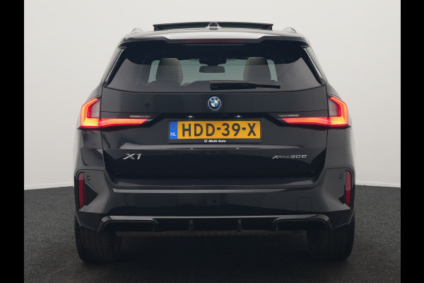 BMW X1 xDrive30e M Sport Plug In Hybrid 326pk Dealer O.H. PHEV | Panodak | Trekhaak af Fabriek | Lederen Sportstoelen Massage & Memory | Adaptive Cruise | 360 Camera | 20 "L.M | Harman / Kardon | Head Up | Keyless |