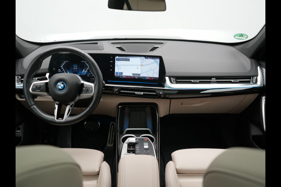 BMW X1 xDrive30e M Sport Plug In Hybrid 326pk Dealer O.H. PHEV | Panodak | Trekhaak af Fabriek | Lederen Sportstoelen Massage & Memory | Adaptive Cruise | 360 Camera | 20 "L.M | Harman / Kardon | Head Up | Keyless |