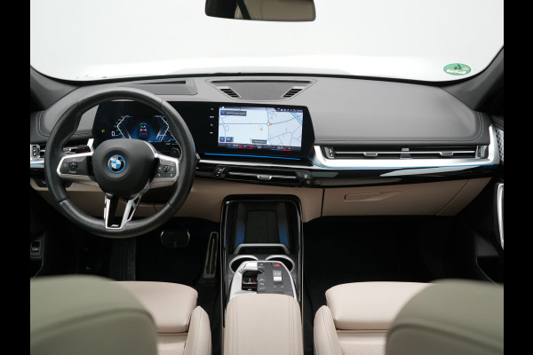 BMW X1 xDrive30e M Sport Plug In Hybrid 326pk Dealer O.H. PHEV | Panodak | Trekhaak af Fabriek | Lederen Sportstoelen Massage & Memory | Adaptive Cruise | 360 Camera | 20 "L.M | Harman / Kardon | Head Up | Keyless |