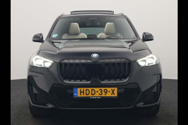 BMW X1 xDrive30e M Sport Plug In Hybrid 326pk Dealer O.H. PHEV | Panodak | Trekhaak af Fabriek | Lederen Sportstoelen Massage & Memory | Adaptive Cruise | 360 Camera | 20 "L.M | Harman / Kardon | Head Up | Keyless |