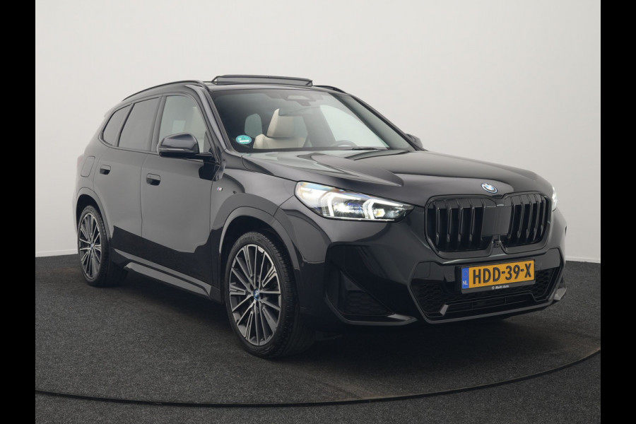 BMW X1 xDrive30e M Sport Plug In Hybrid 326pk Dealer O.H. PHEV | Panodak | Trekhaak af Fabriek | Lederen Sportstoelen Massage & Memory | Adaptive Cruise | 360 Camera | 20 "L.M | Harman / Kardon | Head Up | Keyless |