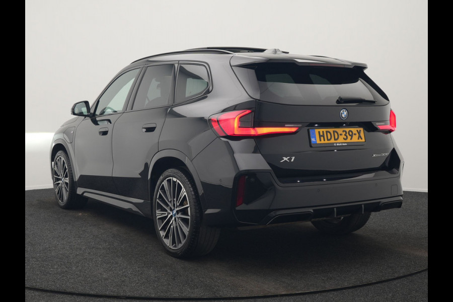 BMW X1 xDrive30e M Sport Plug In Hybrid 326pk Dealer O.H. PHEV | Panodak | Trekhaak af Fabriek | Lederen Sportstoelen Massage & Memory | Adaptive Cruise | 360 Camera | 20 "L.M | Harman / Kardon | Head Up | Keyless |
