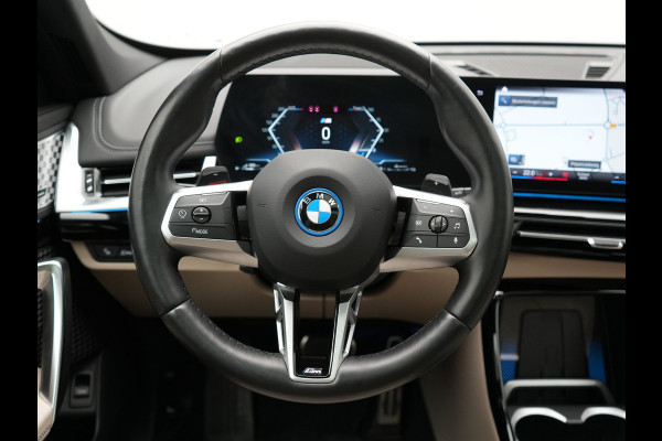 BMW X1 xDrive30e M Sport Plug In Hybrid 326pk Dealer O.H. PHEV | Panodak | Trekhaak af Fabriek | Lederen Sportstoelen Massage & Memory | Adaptive Cruise | 360 Camera | 20 "L.M | Harman / Kardon | Head Up | Keyless |