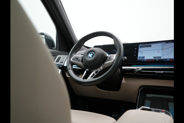 BMW X1 xDrive30e M Sport Plug In Hybrid 326pk Dealer O.H. PHEV | Panodak | Trekhaak af Fabriek | Lederen Sportstoelen Massage & Memory | Adaptive Cruise | 360 Camera | 20 "L.M | Harman / Kardon | Head Up | Keyless |