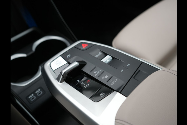 BMW X1 xDrive30e M Sport Plug In Hybrid 326pk Dealer O.H. PHEV | Panodak | Trekhaak af Fabriek | Lederen Sportstoelen Massage & Memory | Adaptive Cruise | 360 Camera | 20 "L.M | Harman / Kardon | Head Up | Keyless |