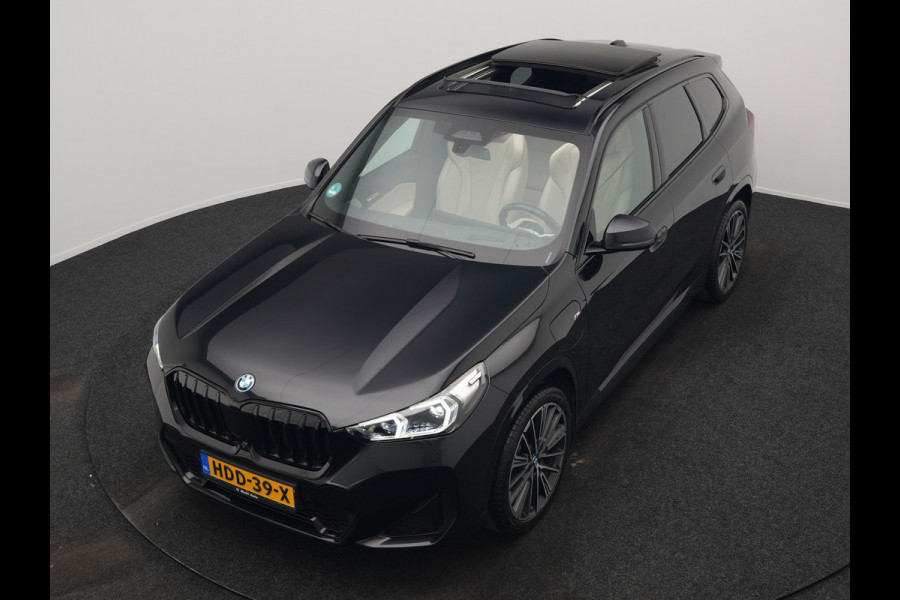 BMW X1 xDrive30e M Sport Plug In Hybrid 326pk Dealer O.H. PHEV | Panodak | Trekhaak af Fabriek | Lederen Sportstoelen Massage & Memory | Adaptive Cruise | 360 Camera | 20 "L.M | Harman / Kardon | Head Up | Keyless |
