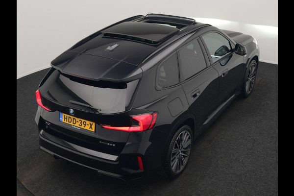 BMW X1 xDrive30e M Sport Plug In Hybrid 326pk Dealer O.H. PHEV | Panodak | Trekhaak af Fabriek | Lederen Sportstoelen Massage & Memory | Adaptive Cruise | 360 Camera | 20 "L.M | Harman / Kardon | Head Up | Keyless |