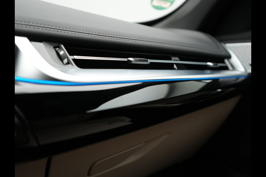 BMW X1 xDrive30e M Sport Plug In Hybrid 326pk Dealer O.H. PHEV | Panodak | Trekhaak af Fabriek | Lederen Sportstoelen Massage & Memory | Adaptive Cruise | 360 Camera | 20 "L.M | Harman / Kardon | Head Up | Keyless |