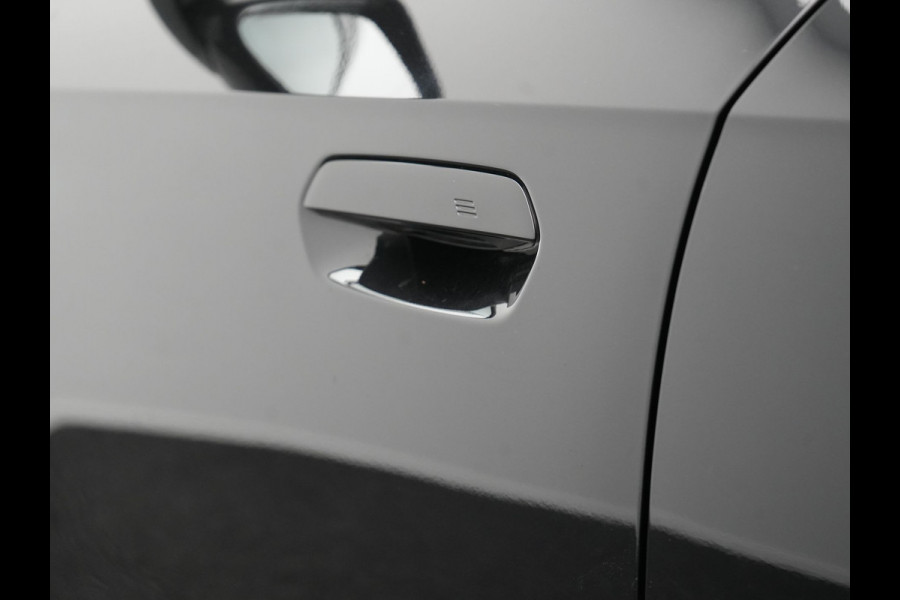 BMW X1 xDrive30e M Sport Plug In Hybrid 326pk Dealer O.H. PHEV | Panodak | Trekhaak af Fabriek | Lederen Sportstoelen Massage & Memory | Adaptive Cruise | 360 Camera | 20 "L.M | Harman / Kardon | Head Up | Keyless |