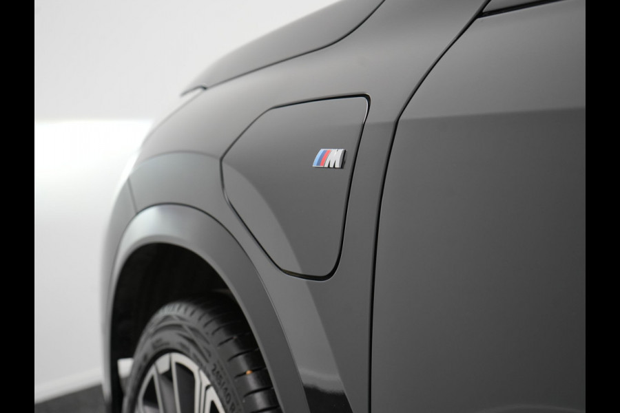 BMW X1 xDrive30e M Sport Plug In Hybrid 326pk Dealer O.H. PHEV | Panodak | Trekhaak af Fabriek | Lederen Sportstoelen Massage & Memory | Adaptive Cruise | 360 Camera | 20 "L.M | Harman / Kardon | Head Up | Keyless |