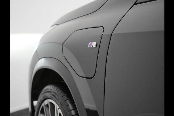 BMW X1 xDrive30e M Sport Plug In Hybrid 326pk Dealer O.H. PHEV | Panodak | Trekhaak af Fabriek | Lederen Sportstoelen Massage & Memory | Adaptive Cruise | 360 Camera | 20 "L.M | Harman / Kardon | Head Up | Keyless |