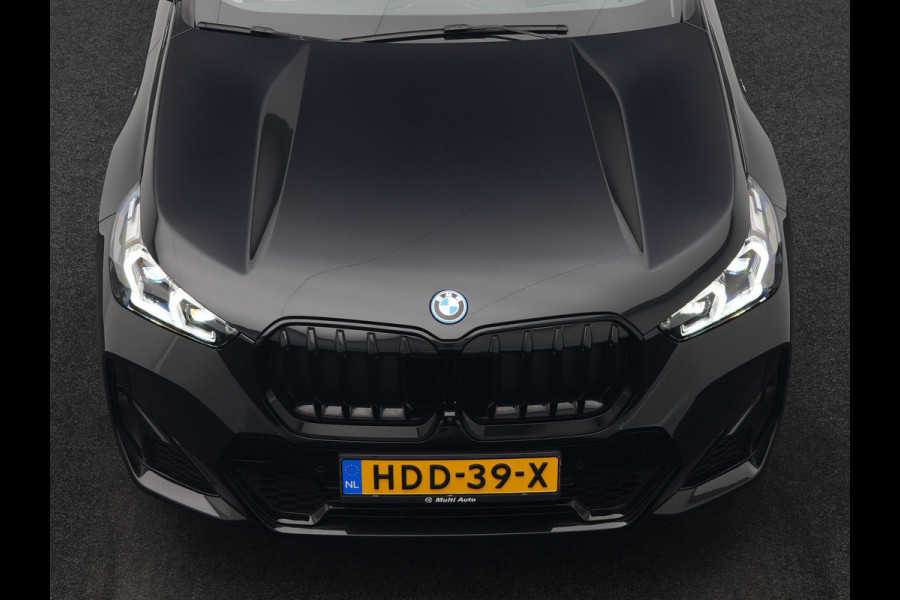 BMW X1 xDrive30e M Sport Plug In Hybrid 326pk Dealer O.H. PHEV | Panodak | Trekhaak af Fabriek | Lederen Sportstoelen Massage & Memory | Adaptive Cruise | 360 Camera | 20 "L.M | Harman / Kardon | Head Up | Keyless |