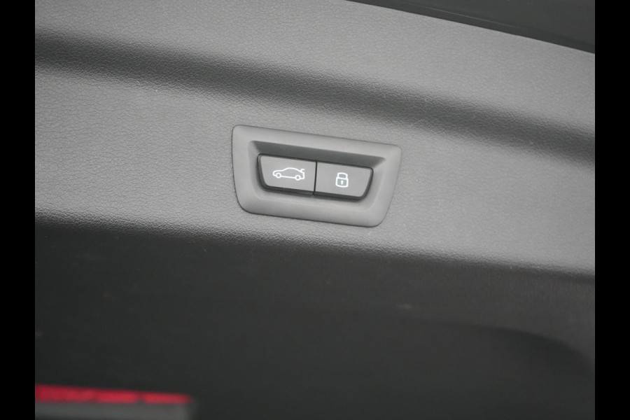 BMW X1 xDrive30e M Sport Plug In Hybrid 326pk Dealer O.H. PHEV | Panodak | Trekhaak af Fabriek | Lederen Sportstoelen Massage & Memory | Adaptive Cruise | 360 Camera | 20 "L.M | Harman / Kardon | Head Up | Keyless |