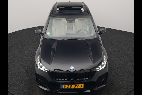 BMW X1 xDrive30e M Sport Plug In Hybrid 326pk Dealer O.H. PHEV | Panodak | Trekhaak af Fabriek | Lederen Sportstoelen Massage & Memory | Adaptive Cruise | 360 Camera | 20 "L.M | Harman / Kardon | Head Up | Keyless |