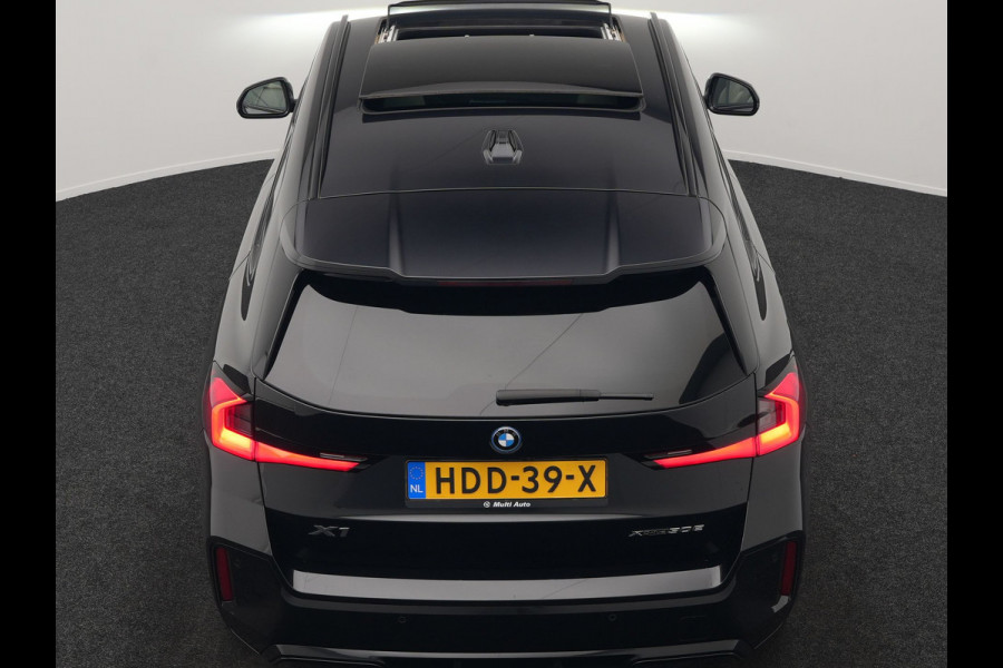 BMW X1 xDrive30e M Sport Plug In Hybrid 326pk Dealer O.H. PHEV | Panodak | Trekhaak af Fabriek | Lederen Sportstoelen Massage & Memory | Adaptive Cruise | 360 Camera | 20 "L.M | Harman / Kardon | Head Up | Keyless |