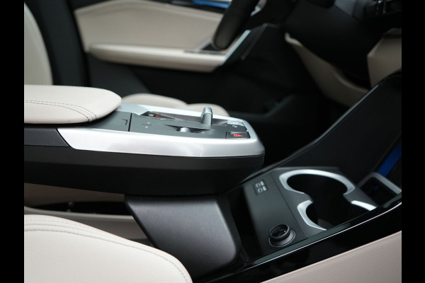 BMW X1 xDrive30e M Sport Plug In Hybrid 326pk Dealer O.H. PHEV | Panodak | Trekhaak af Fabriek | Lederen Sportstoelen Massage & Memory | Adaptive Cruise | 360 Camera | 20 "L.M | Harman / Kardon | Head Up | Keyless |