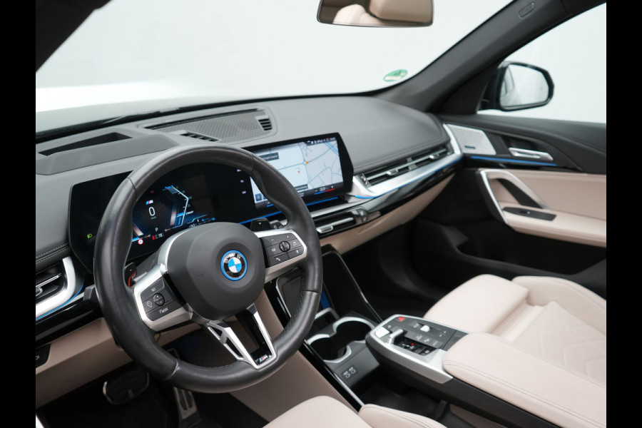 BMW X1 xDrive30e M Sport Plug In Hybrid 326pk Dealer O.H. PHEV | Panodak | Trekhaak af Fabriek | Lederen Sportstoelen Massage & Memory | Adaptive Cruise | 360 Camera | 20 "L.M | Harman / Kardon | Head Up | Keyless |