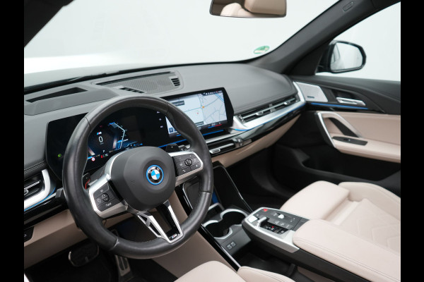BMW X1 xDrive30e M Sport Plug In Hybrid 326pk Dealer O.H. PHEV | Panodak | Trekhaak af Fabriek | Lederen Sportstoelen Massage & Memory | Adaptive Cruise | 360 Camera | 20 "L.M | Harman / Kardon | Head Up | Keyless |