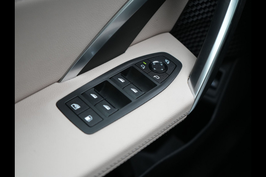BMW X1 xDrive30e M Sport Plug In Hybrid 326pk Dealer O.H. PHEV | Panodak | Trekhaak af Fabriek | Lederen Sportstoelen Massage & Memory | Adaptive Cruise | 360 Camera | 20 "L.M | Harman / Kardon | Head Up | Keyless |